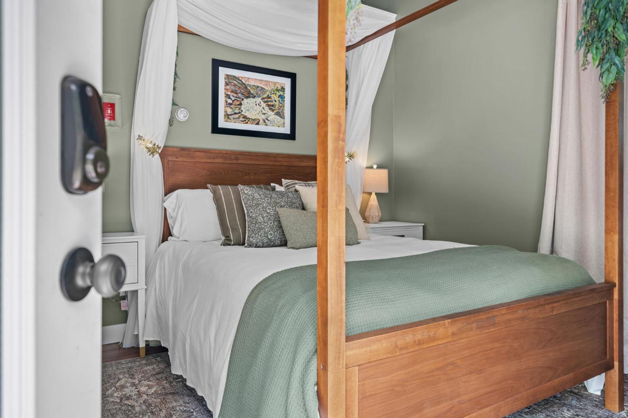 Inn The Aurora &