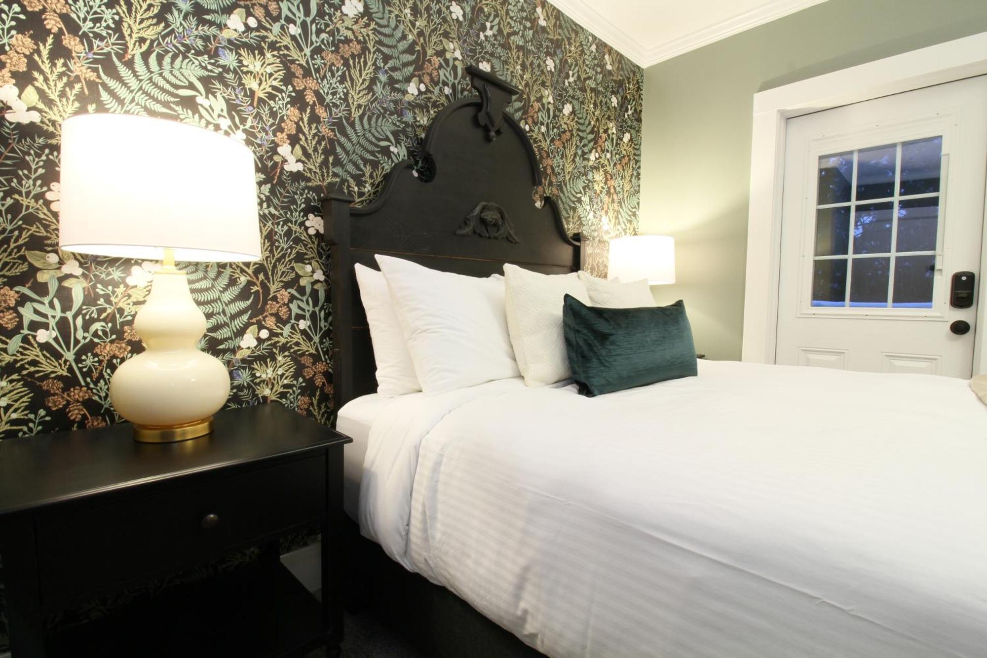 Inn The Aurora & *