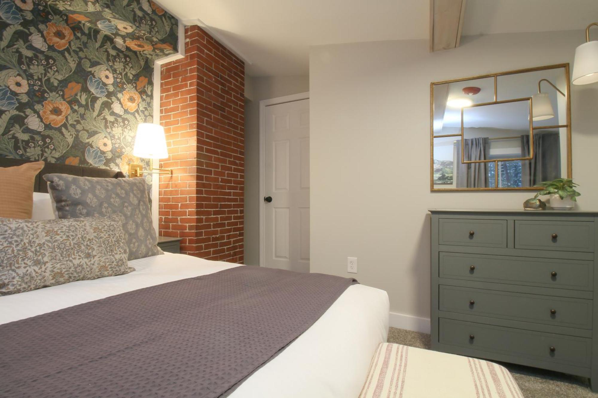 Inn The Aurora &