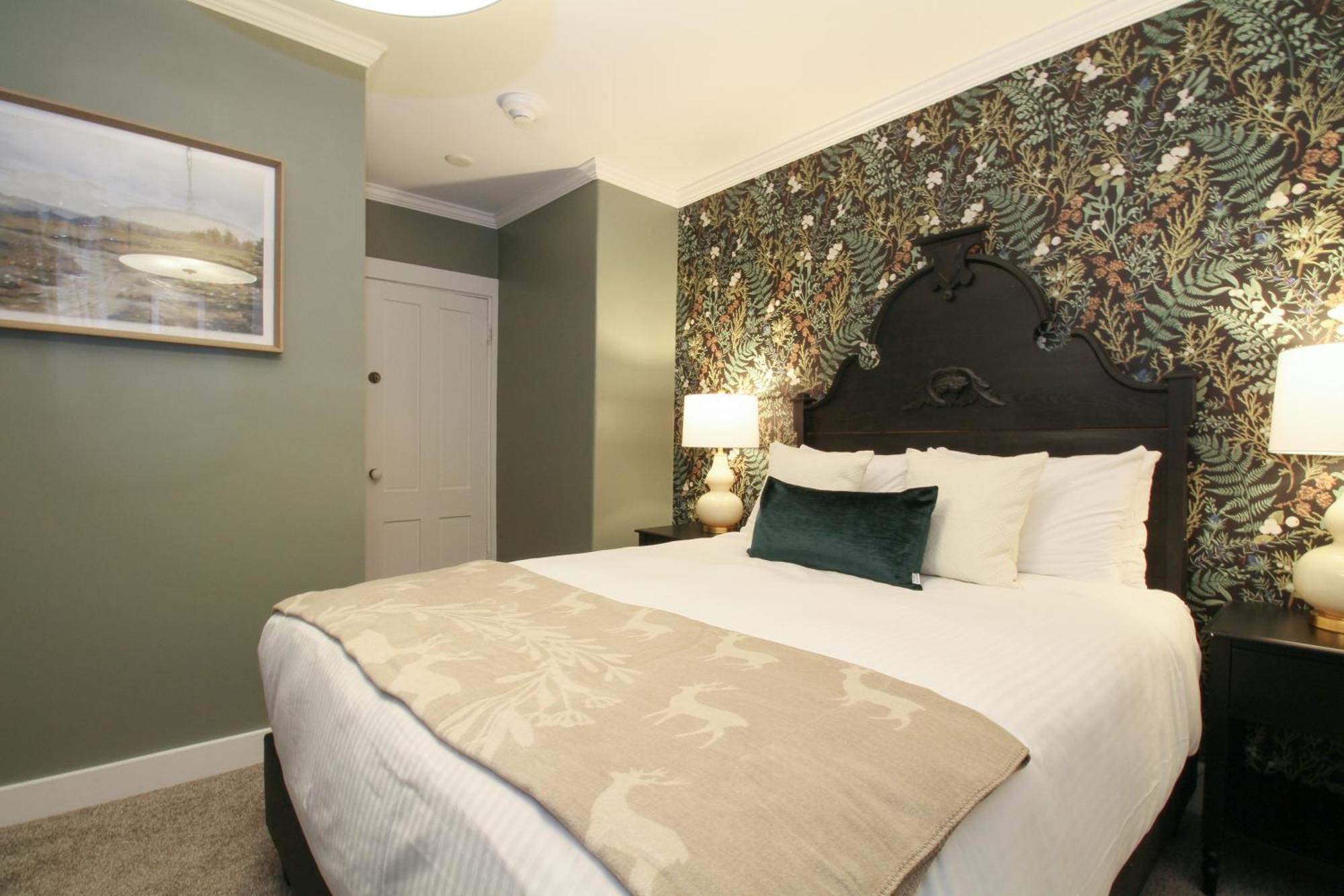 Inn The Aurora & *